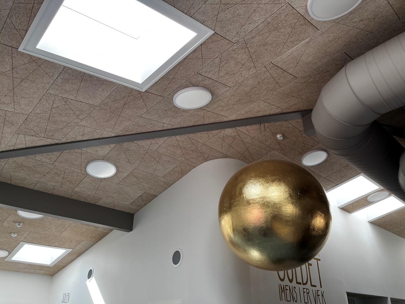 Kunstinstallation i loftet.