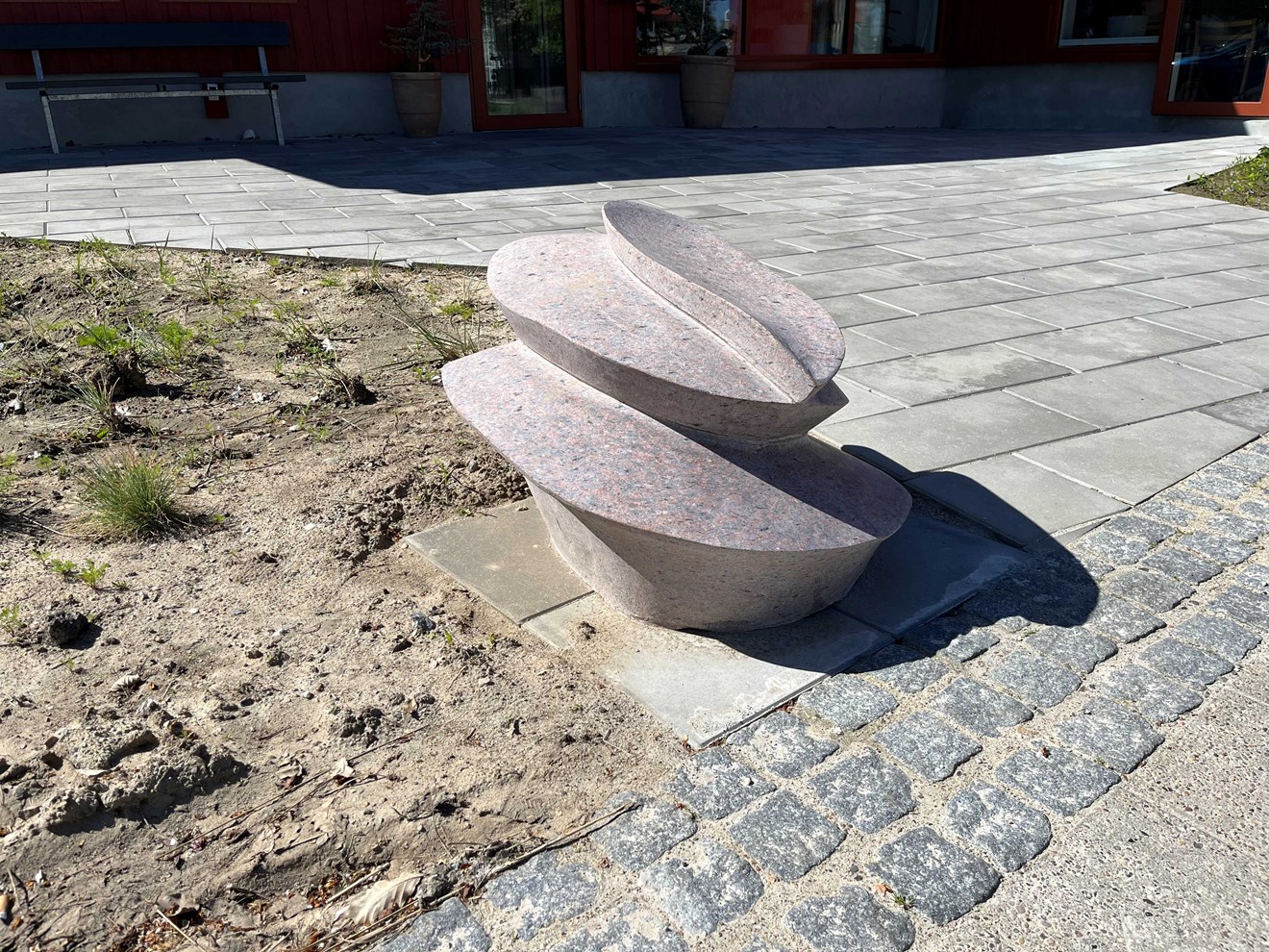 Fotoet viser skulpturen ved indgangspartiet til seniorhuset