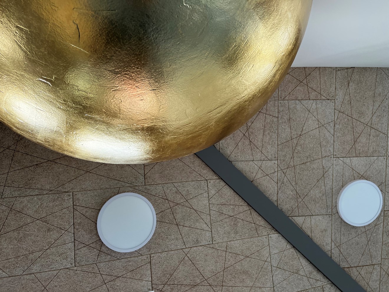 Kunstinstallation i loftet.