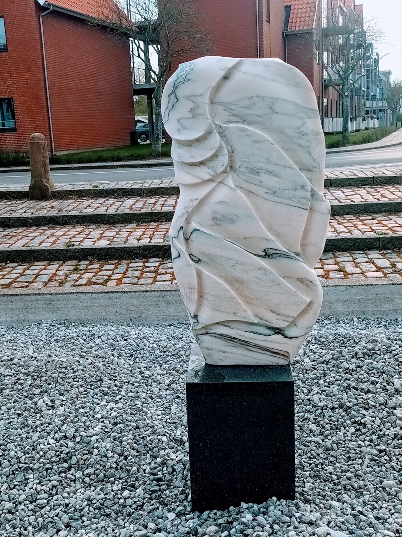 Fotoet viser skulpturen i bybilledet