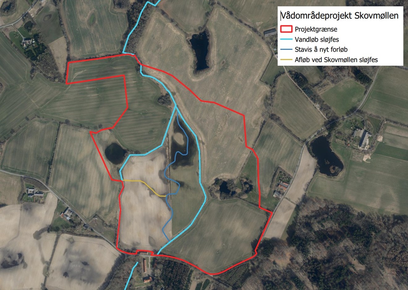 Oversigtskort over beliggenheden af det anlagte vådområdeprojekt langs Stavis Å ved Skovmøllen med angivelse af vandløb og afløb, der sløjfes og et nyt forløb af Stavis Å